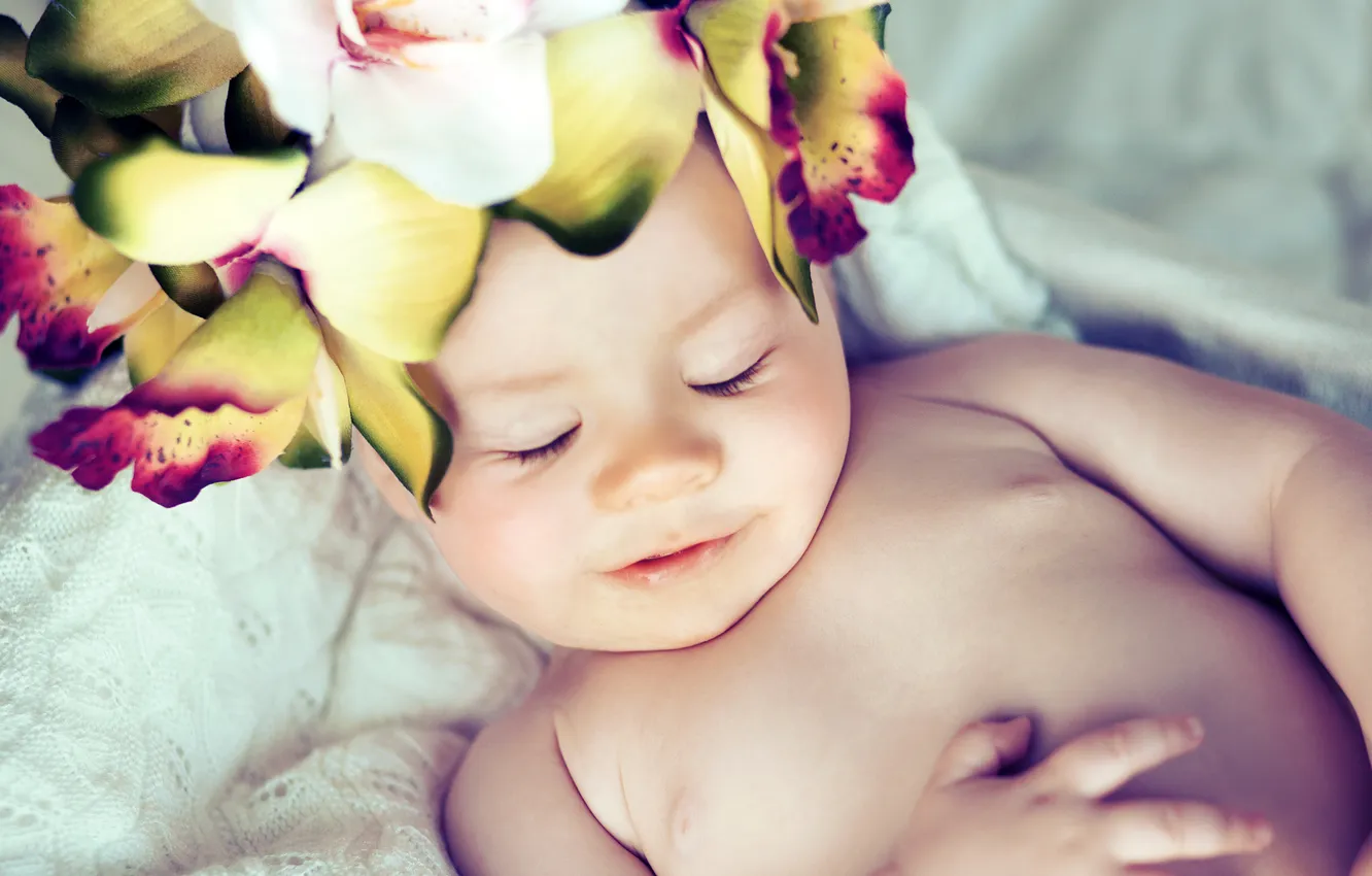 Фото обои цветы, улыбка, сон, ребёнок