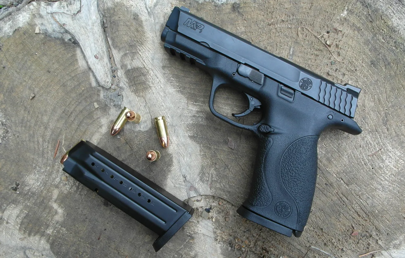 Фото обои пистолет, пень, пули, обойма, Smith &amp; Wesson M&amp;P9