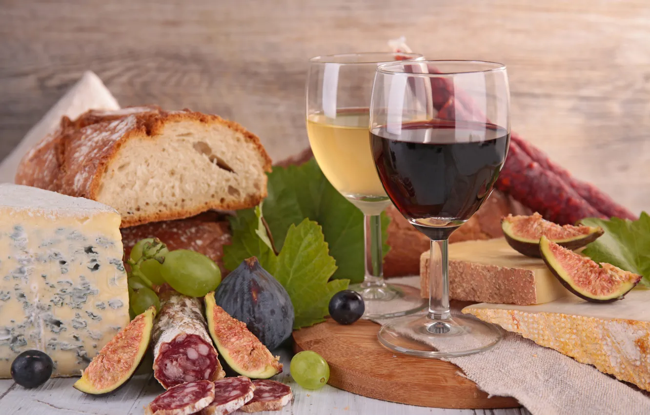 Фото обои вино, сыр, хлеб, виноград, листики, инжир, калбаса