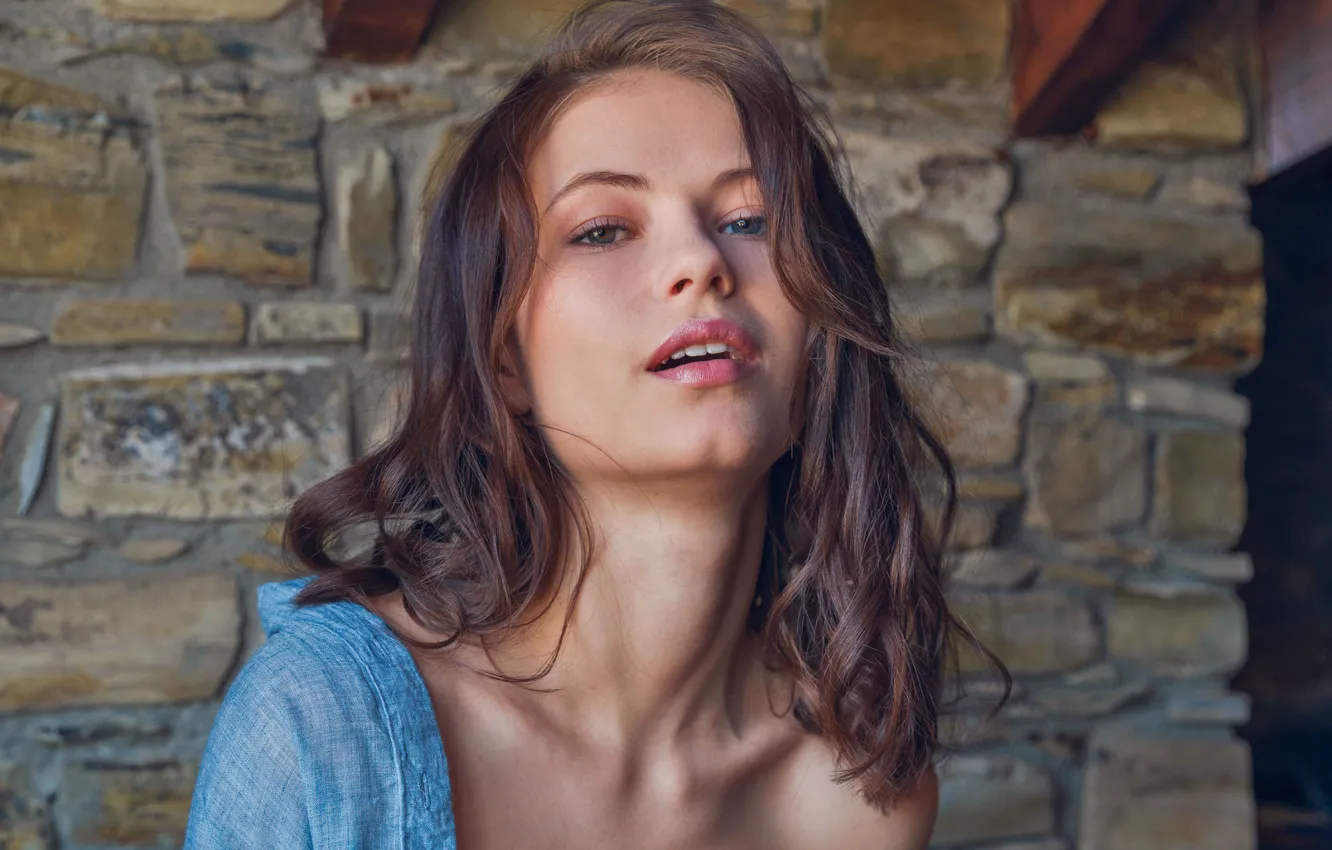 Фото обои wall, cleavage, woman, young, blue, brown, model, stones