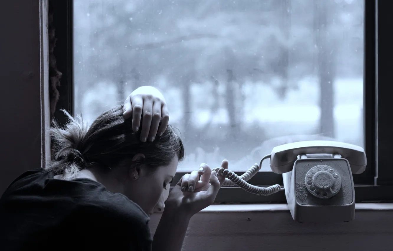 Фото обои девушка, окно, телефон