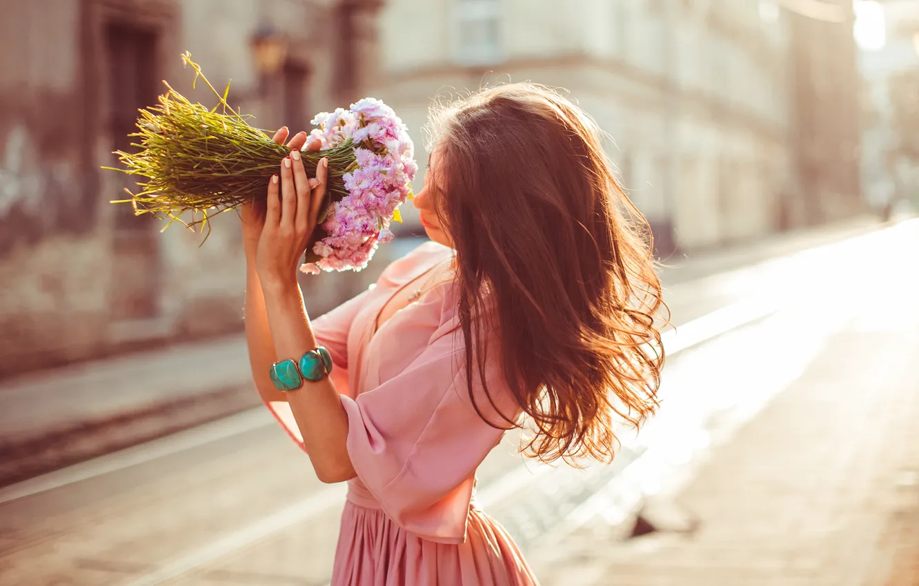 Фото обои девушка, цветы, поза, улица, волосы, блузка
