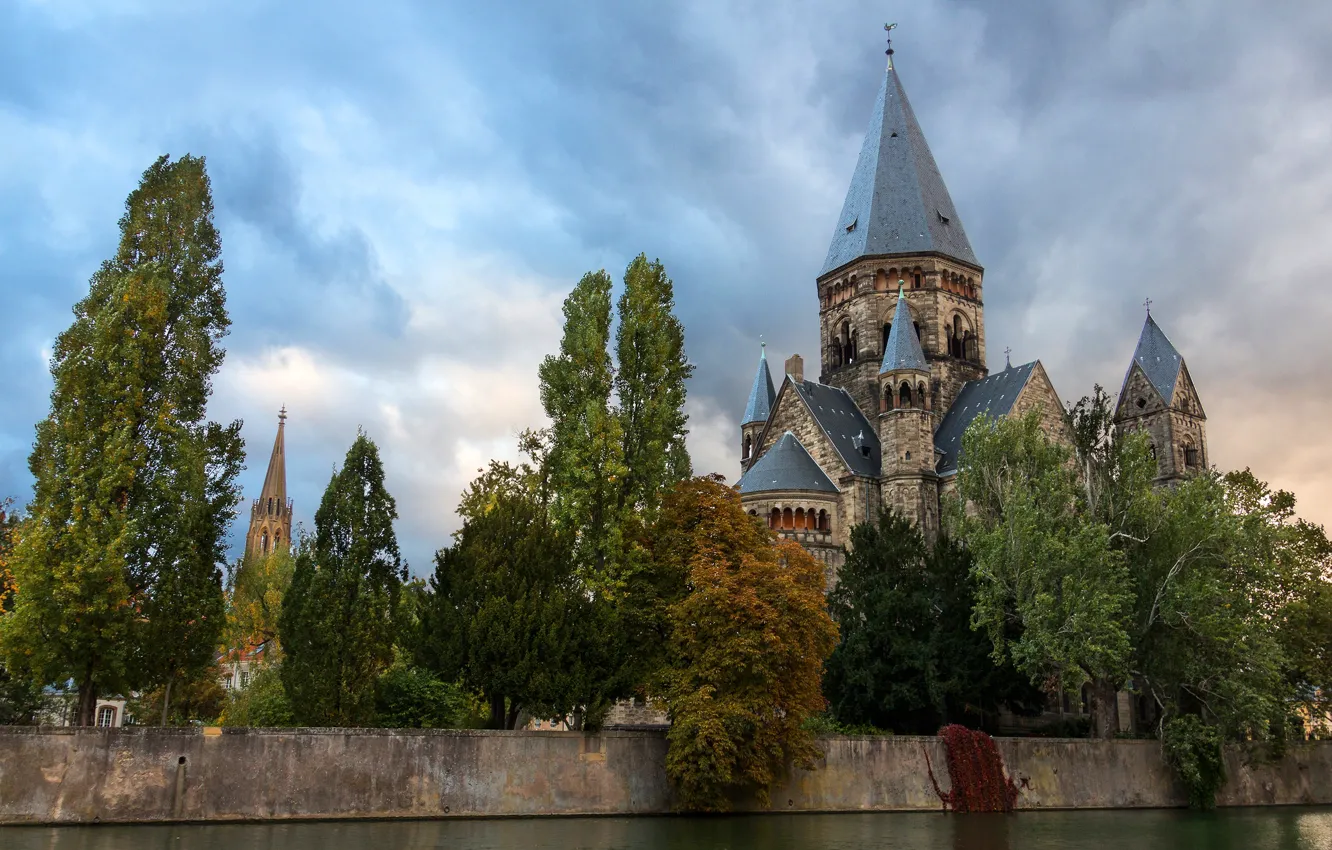Фото обои осень, облака, деревья, тучи, река, Франция, храм, Metz
