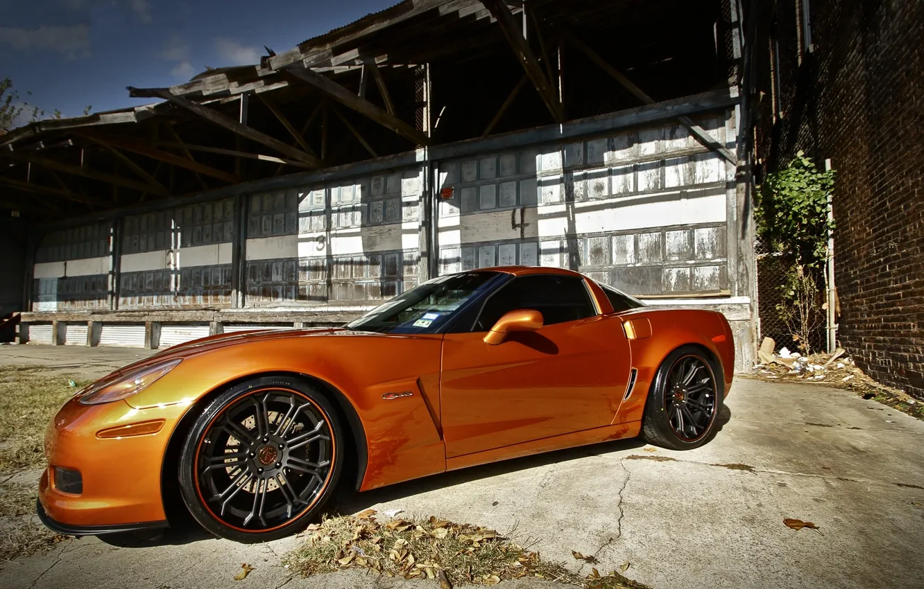 Фото обои оранжевый, здание, corvette, шевроле, вид сбоку, chevrolet, z06, orange