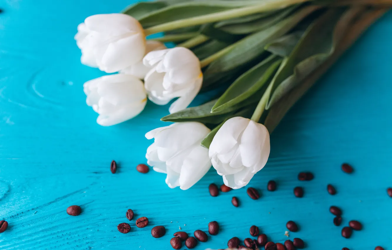 Фото обои кофе, зерна, букет, тюльпаны, white, белые, wood, flowers