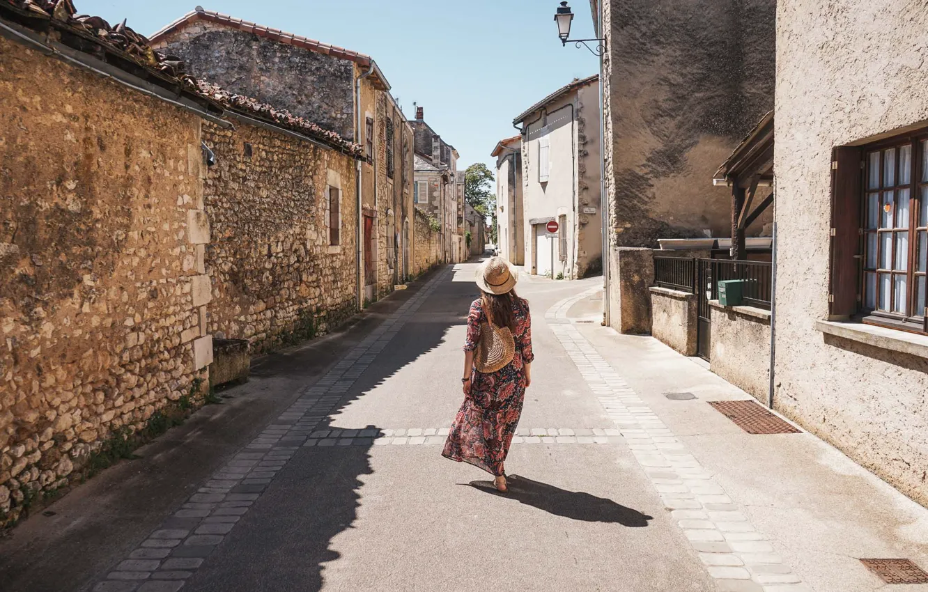 Фото обои девушка, город, улица, Франция, сумочка, шляпка, турист, средневековая архитектура