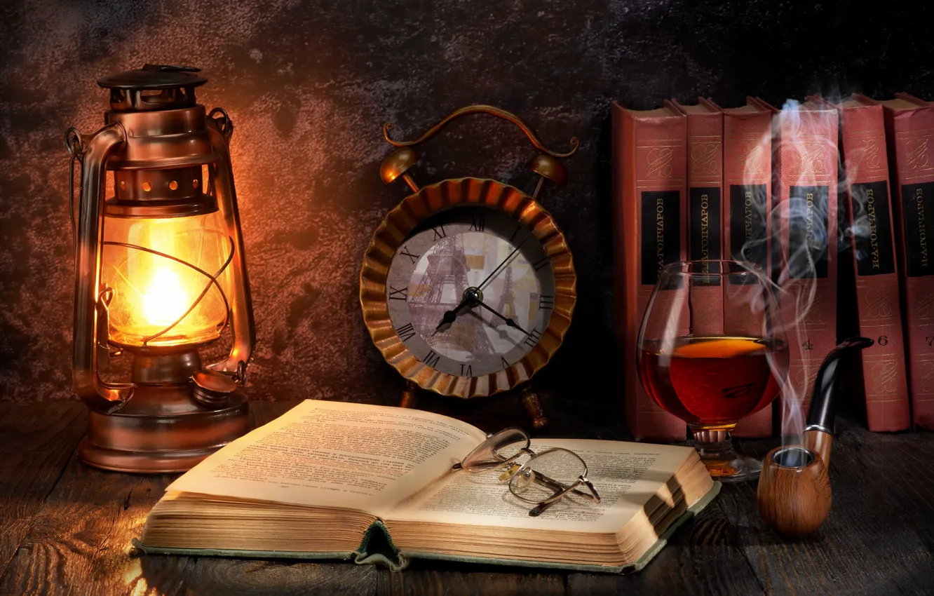 Фото обои часы, бокал, книги, лампа, трубка, очки, натюрморт, коньяк