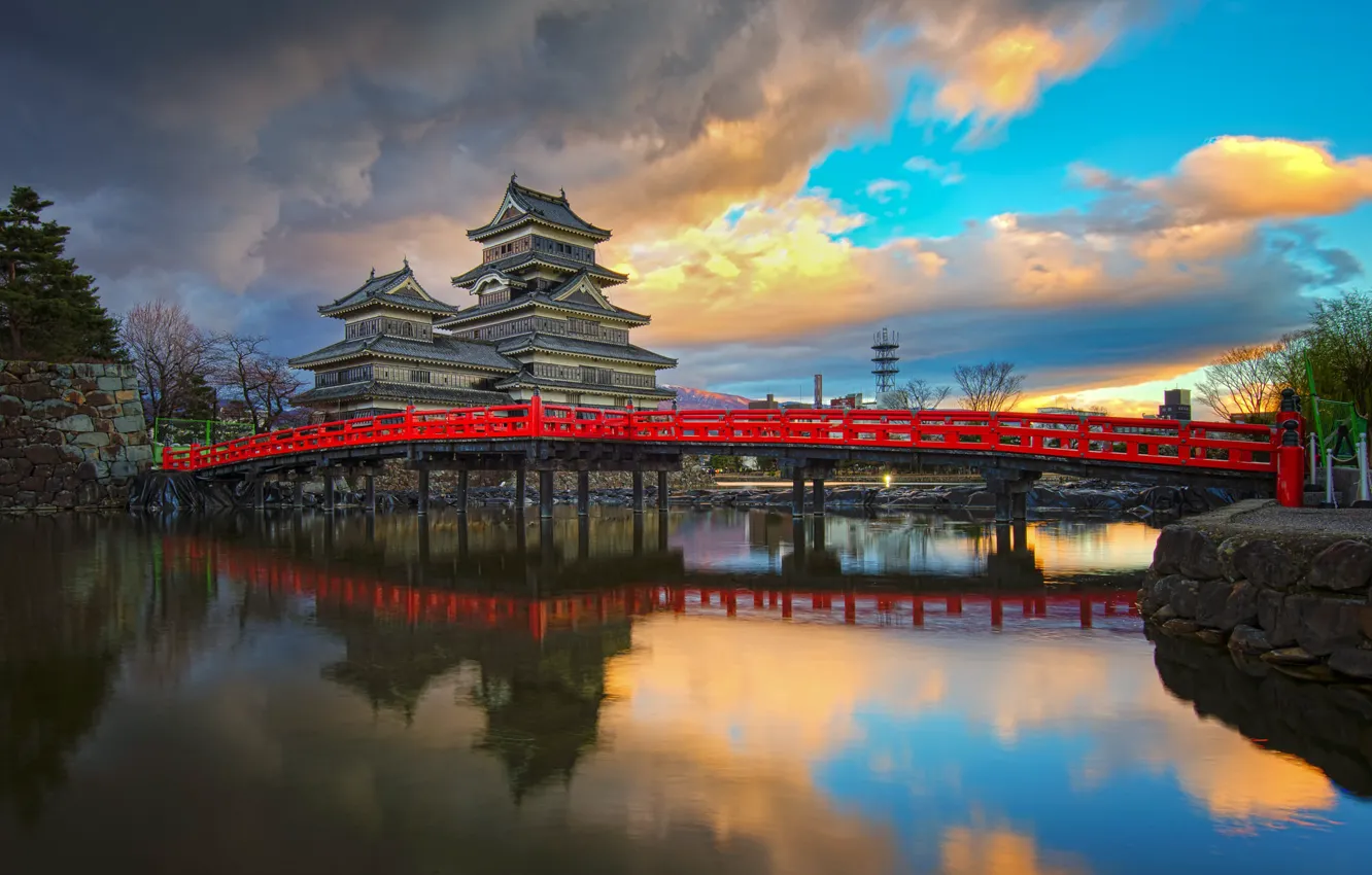 Фото обои облака, пейзаж, мост, пруд, отражение, Япония, замок Мацумо́то, Matsumoto castle