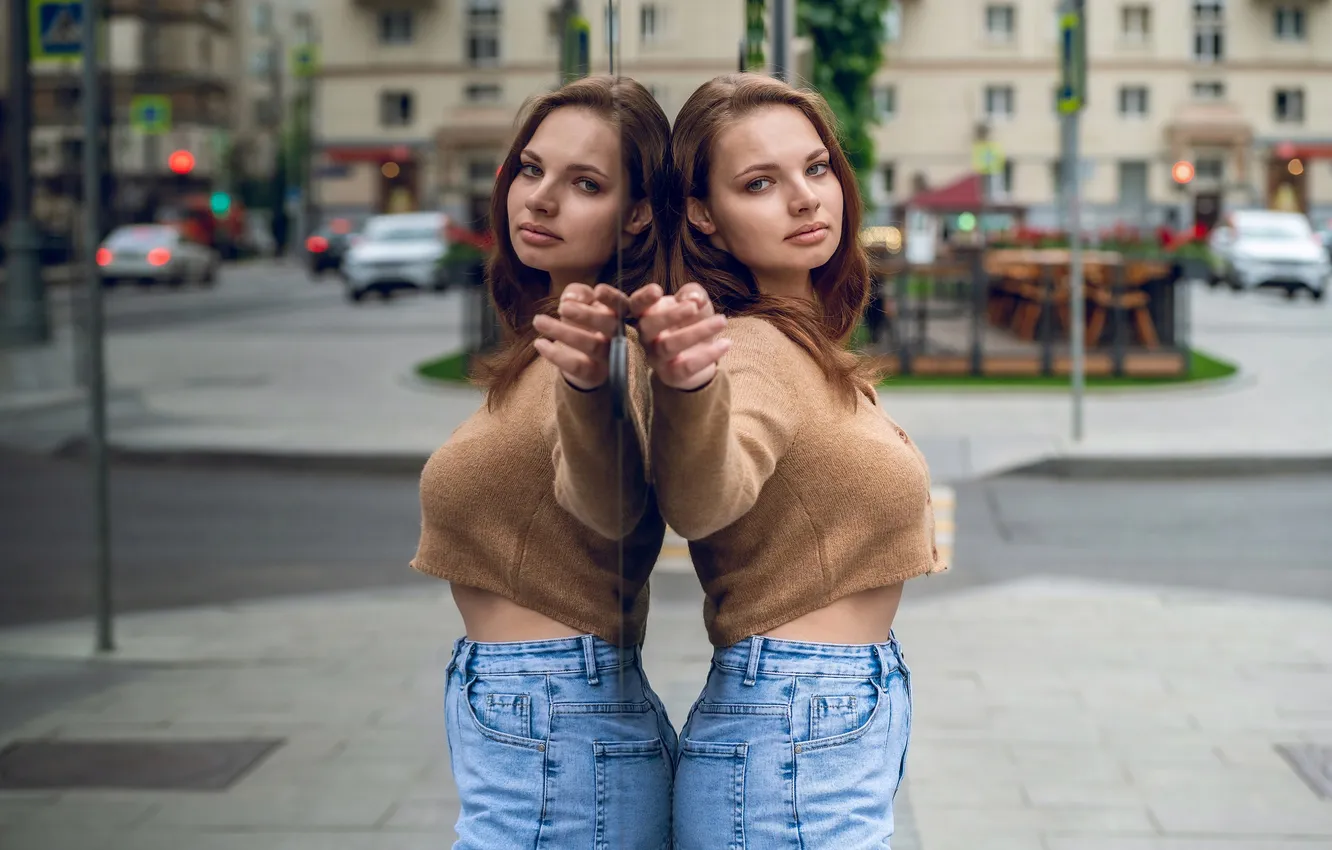 Фото обои девушка, model, street, jeans, brunette, reflection, urban, public
