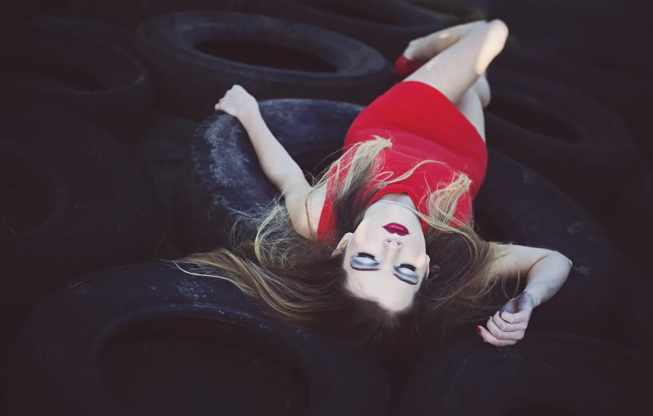 Фото обои девушка, лицо, волосы, платье, лежит, шины, в красном