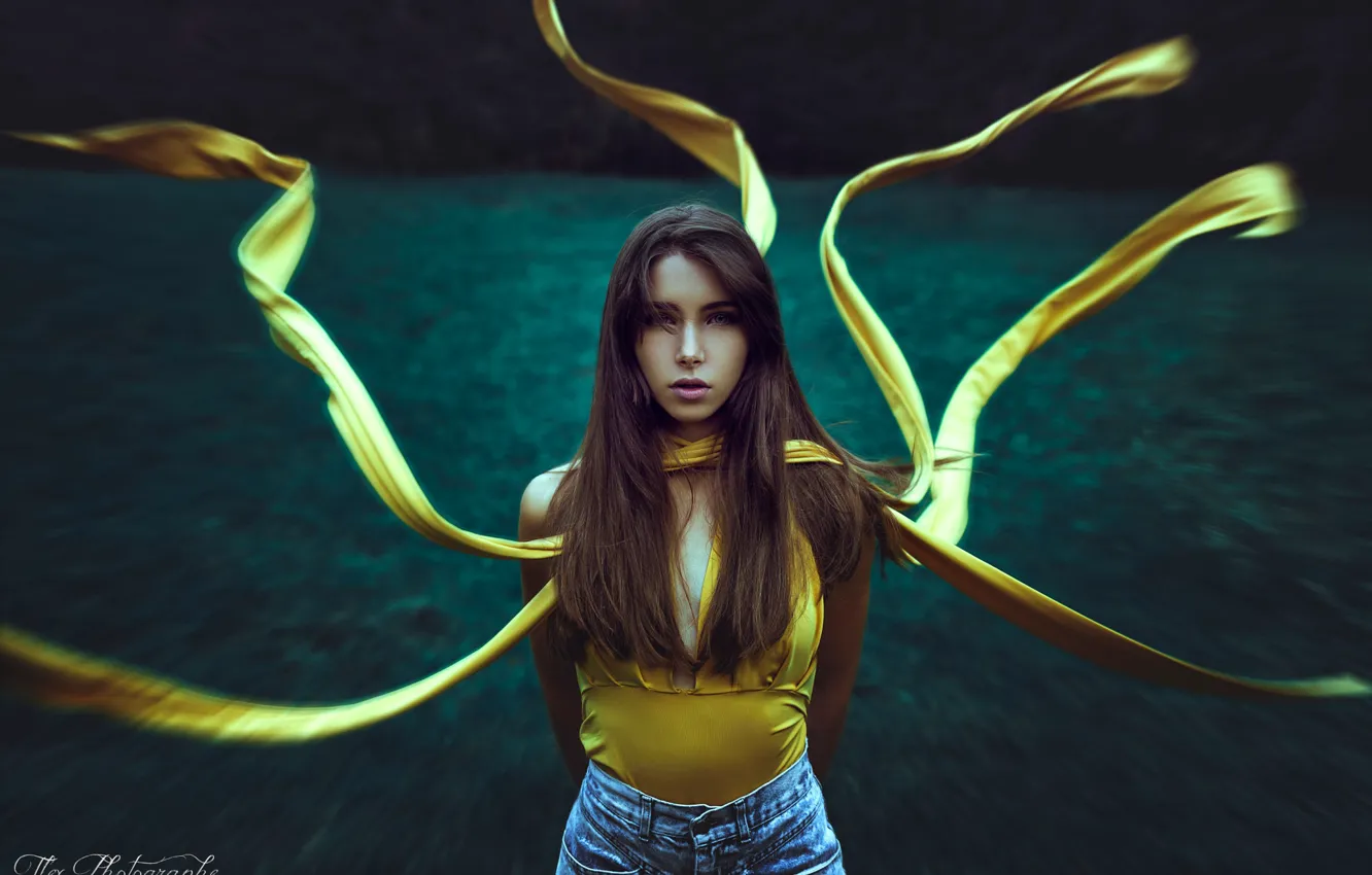 Фото обои зелень, взгляд, природа, поза, ленты, фон, модель, портрет