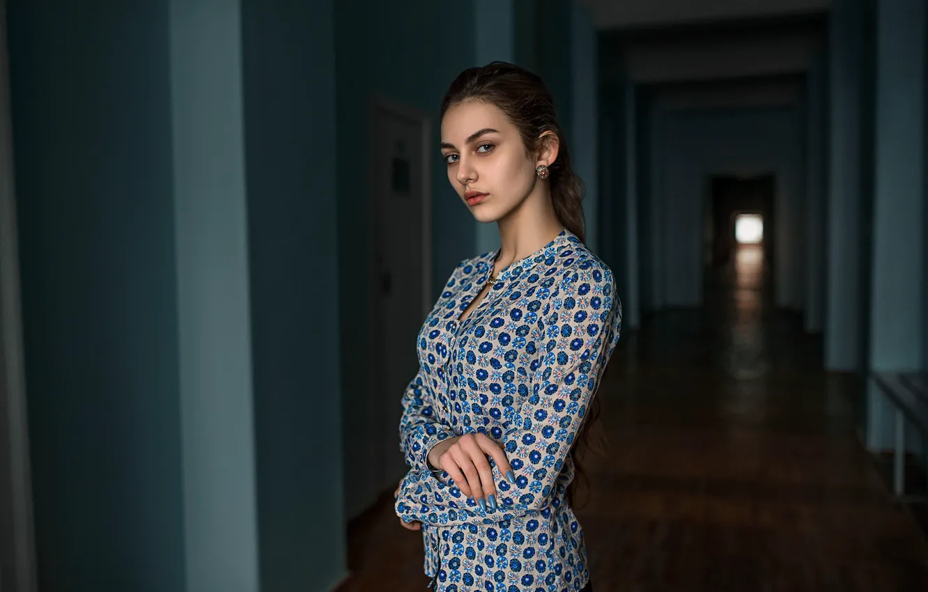 Фото обои взгляд, девушка, лицо, милая, модель, портрет, брюнетка, коридор