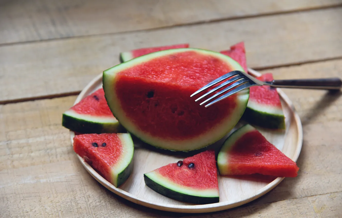 Фото обои стол, доски, арбуз, вилка, дольки, поднос, кусочек