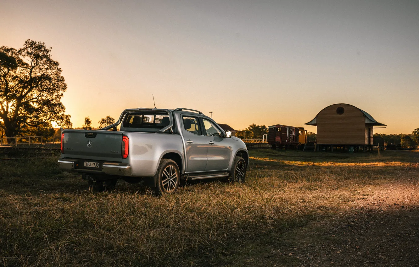 Фото обои трава, Mercedes-Benz, вечер, стоянка, пикап, 2018, X-Class, серо-серебристый