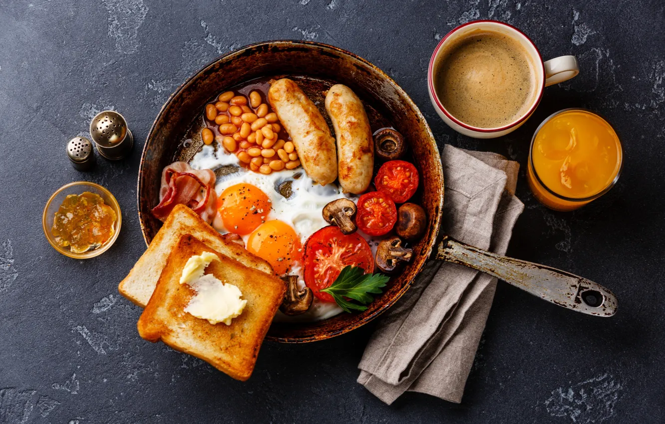 Фото обои сосиски, яичница, помидор, бекон, сковорода, тост, фасоль