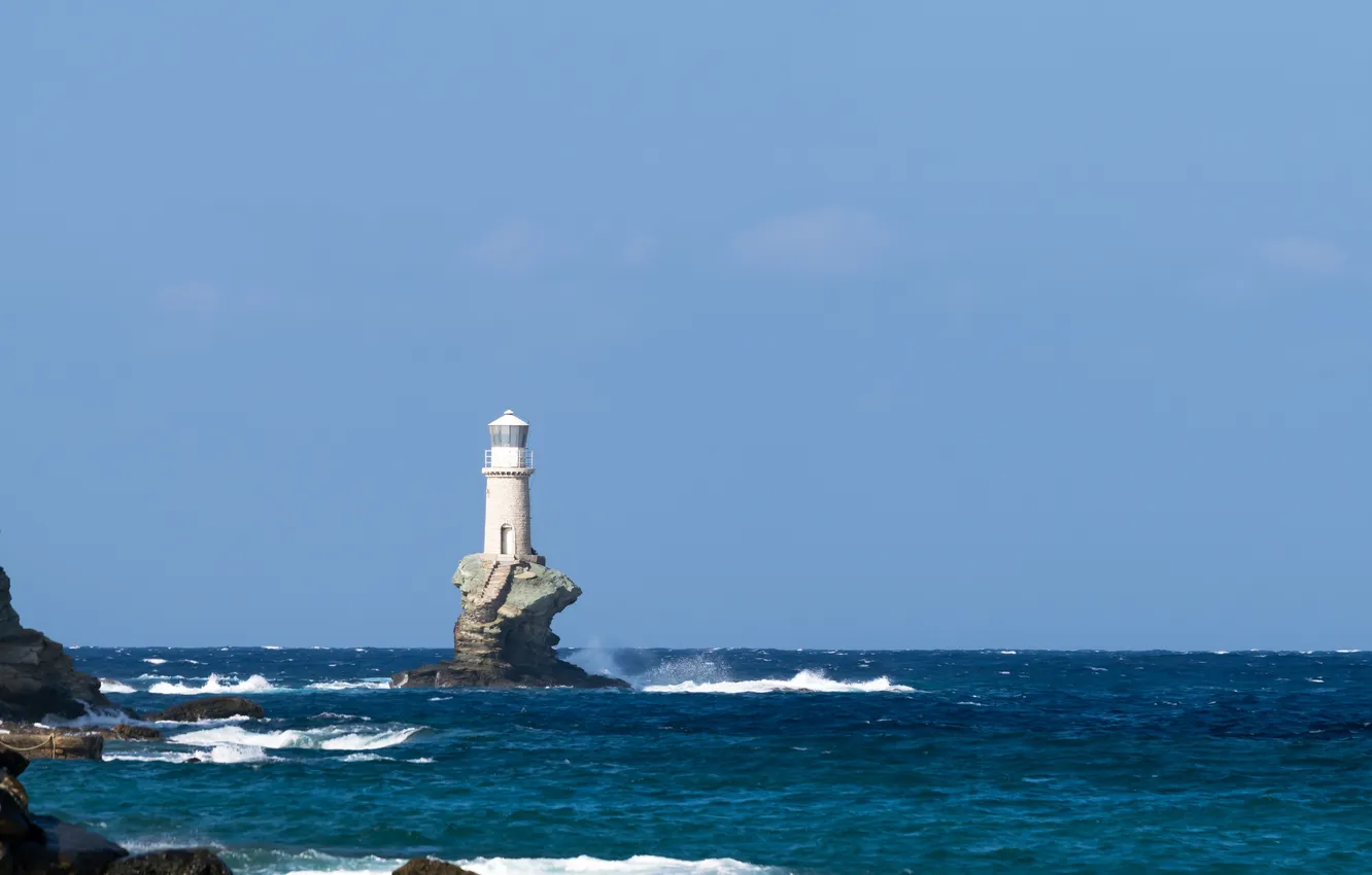 Фото обои waves, sky, sea, rocks, lighthouse, sunny, troubled sea