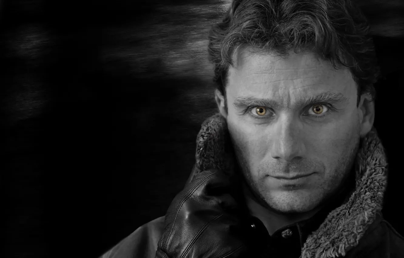 Фото обои night, Eyes, gloves, Man, jacket, Leather, B & W