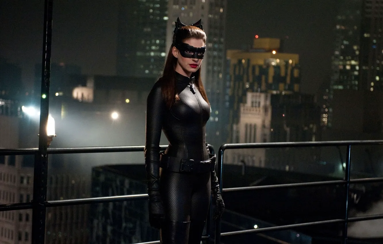 Фото обои batman, бэтмен, the dark knight rises, anne hathaway, женщина кошка
