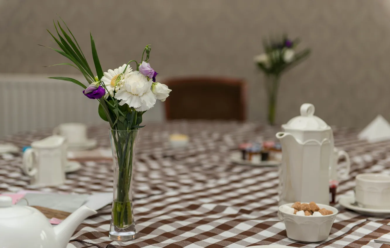 Фото обои цветы, отражение, стол, букет, чайник, ваза, кофейник