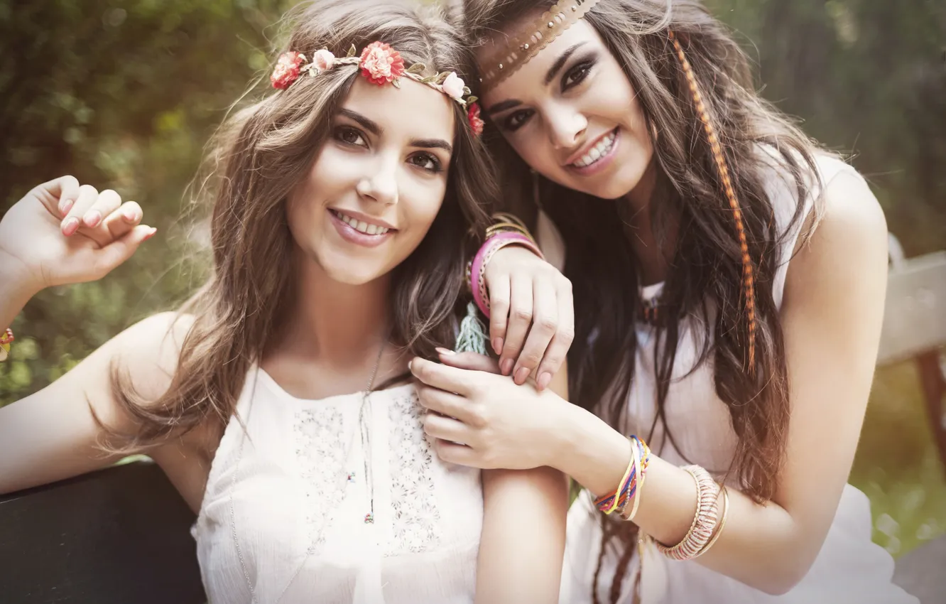 Фото обои девушки, браслеты, улыбки, карие глаза, взгляды, подружки
