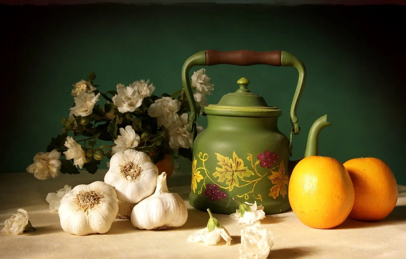 Фото обои цветы, стол, чайник, Апельсины, чеснок