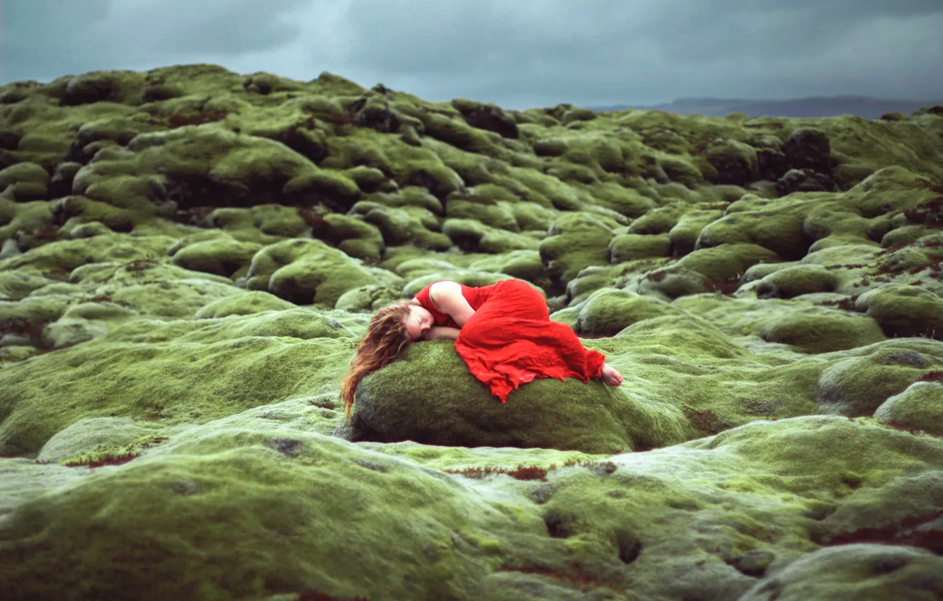 Фото обои девушка, камень, сон, в красном, Lizzy Gadd