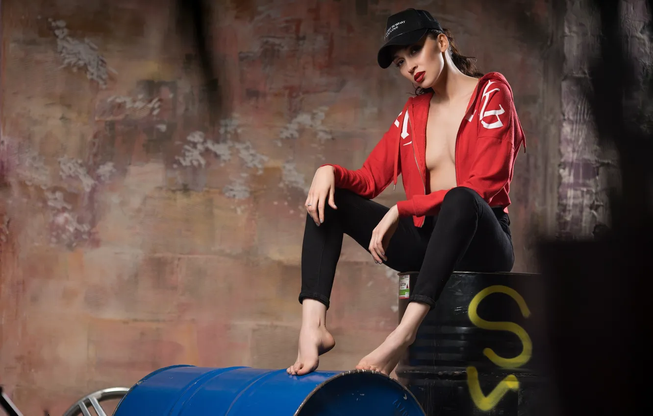 Фото обои model, jeans, brunette, open clothes, no bra, red lipstick, looking at viewer, baseball caps