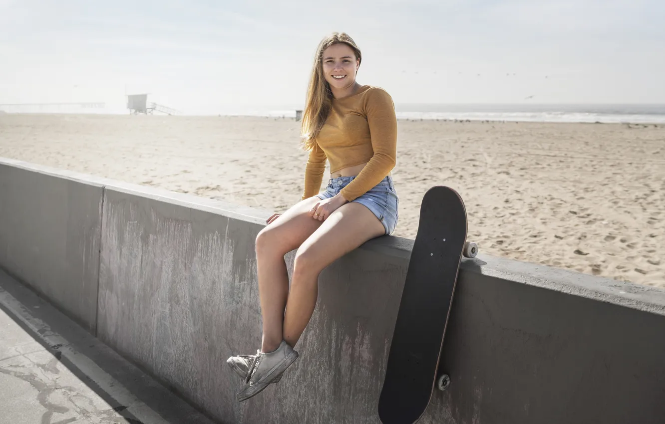Фото обои girl, smiley, skateboard