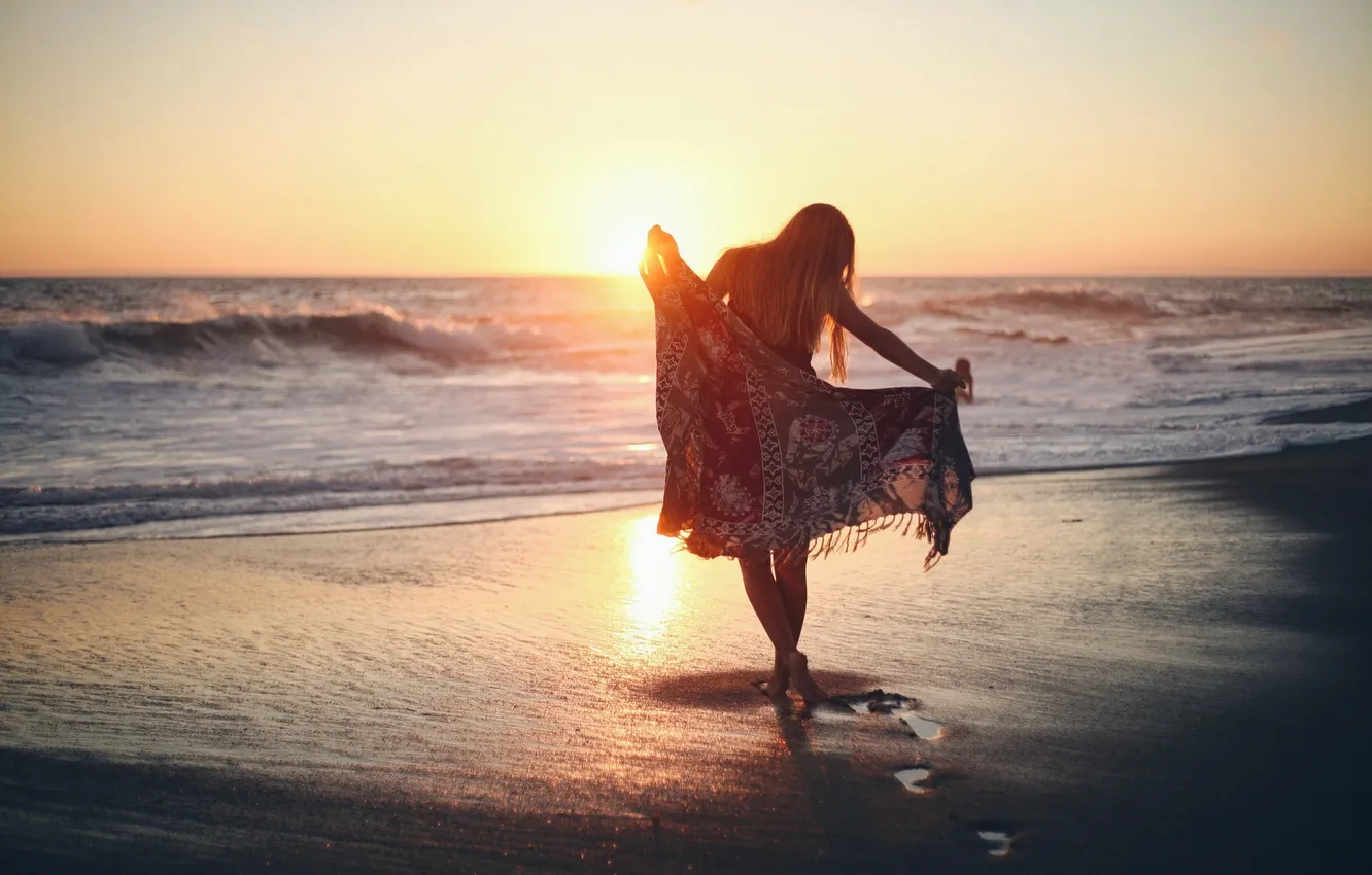 Фото обои пляж, девушка, закат, следы, платок