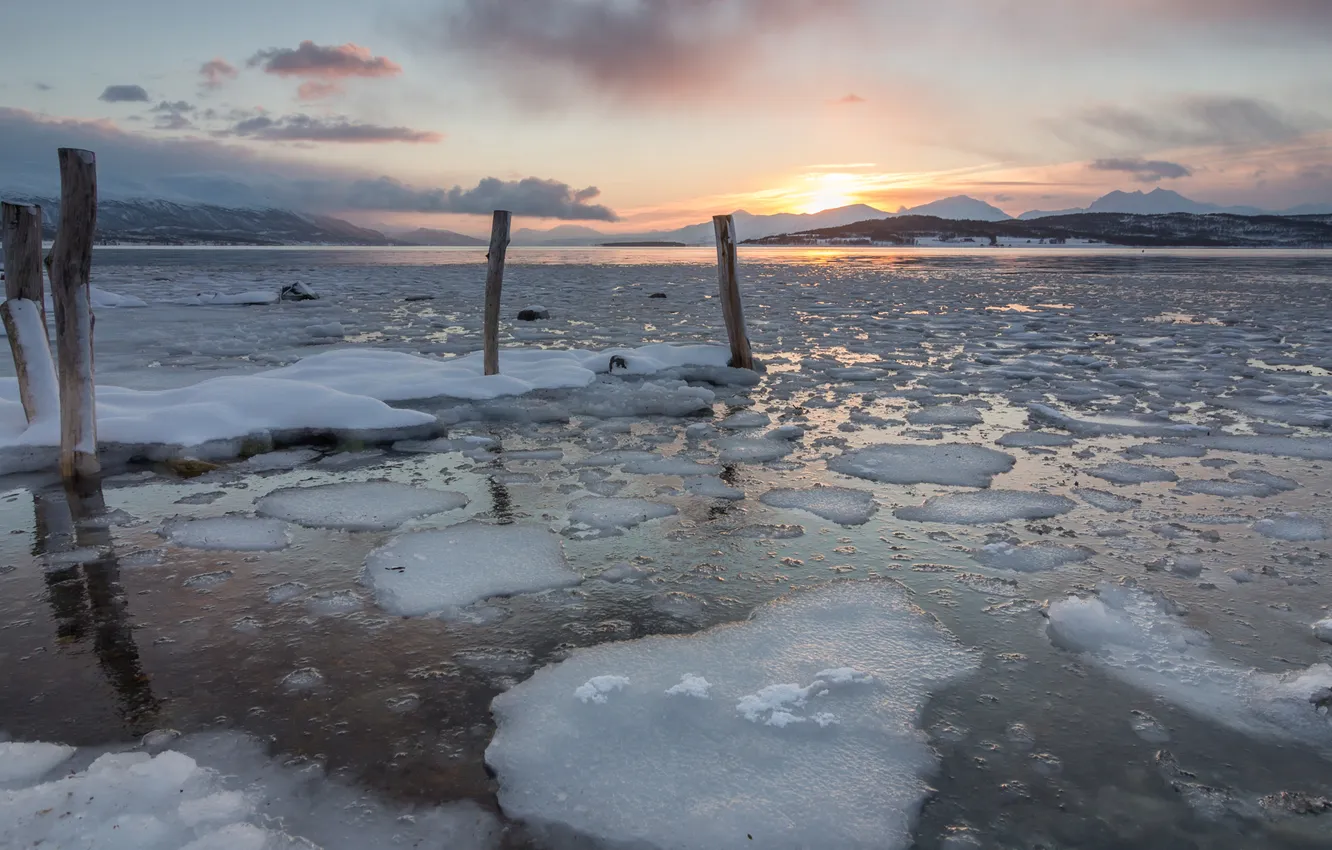 Фото обои холод, лед, закат, озеро, столбы, льдины