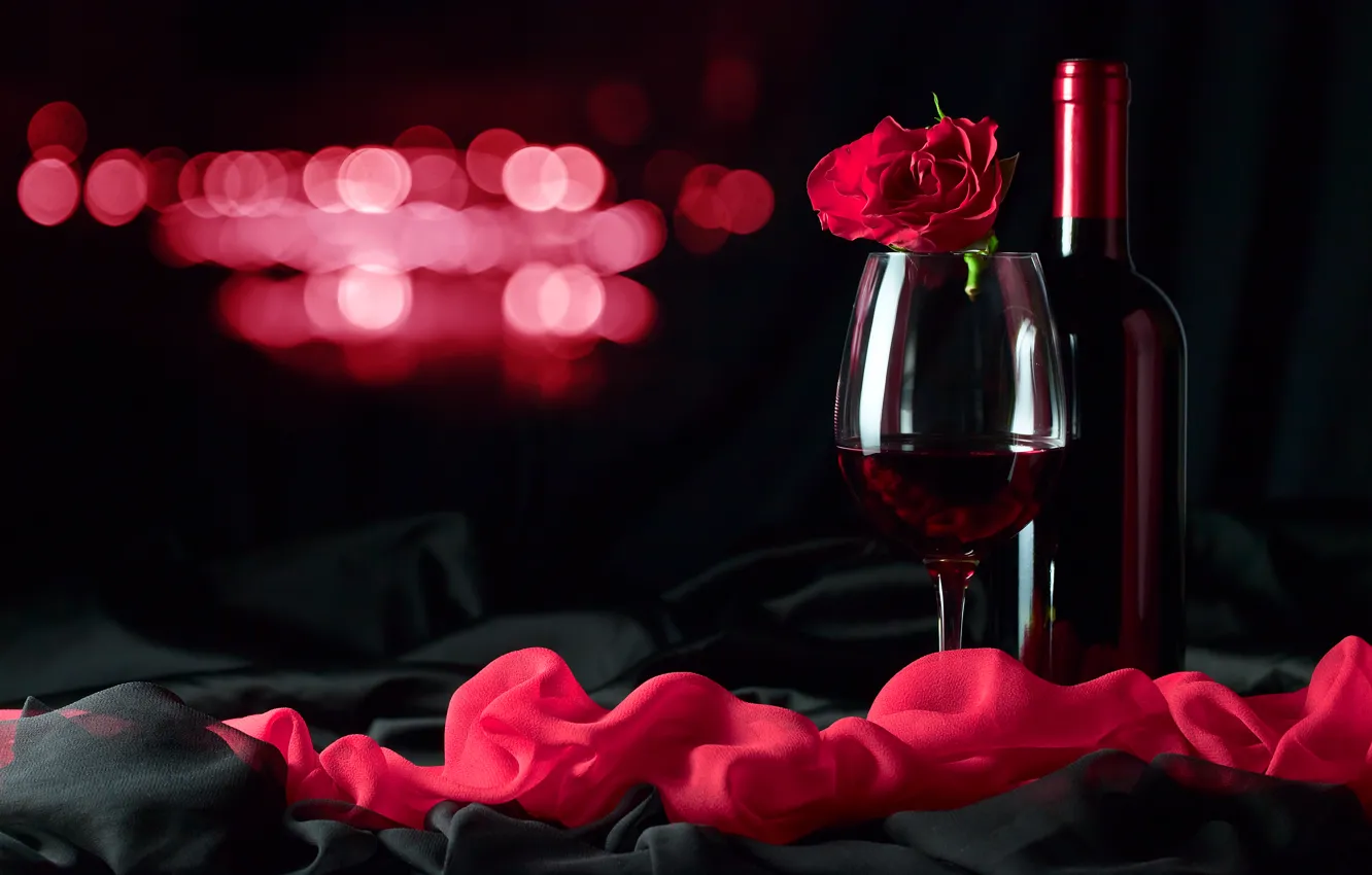 Фото обои блики, вино, красное, бокал, роза, бутылка, полумрак