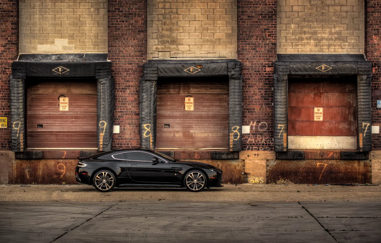 Фото обои чёрный, Aston Martin, V12, Vantage Carbon Edition, вид боком