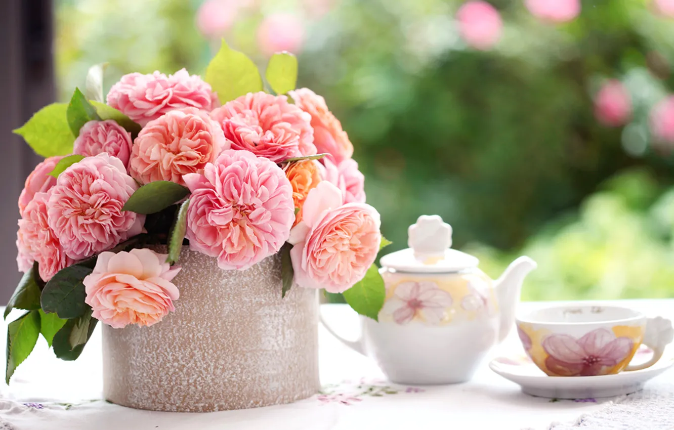 Фото обои листья, цветы, стол, розы, букет, лепестки, размытость, чайник