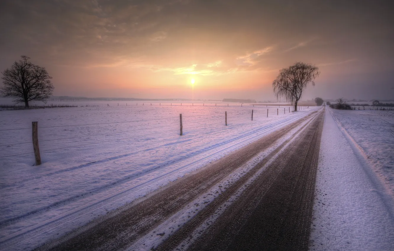 Фото обои дорога, снег, закат, забор