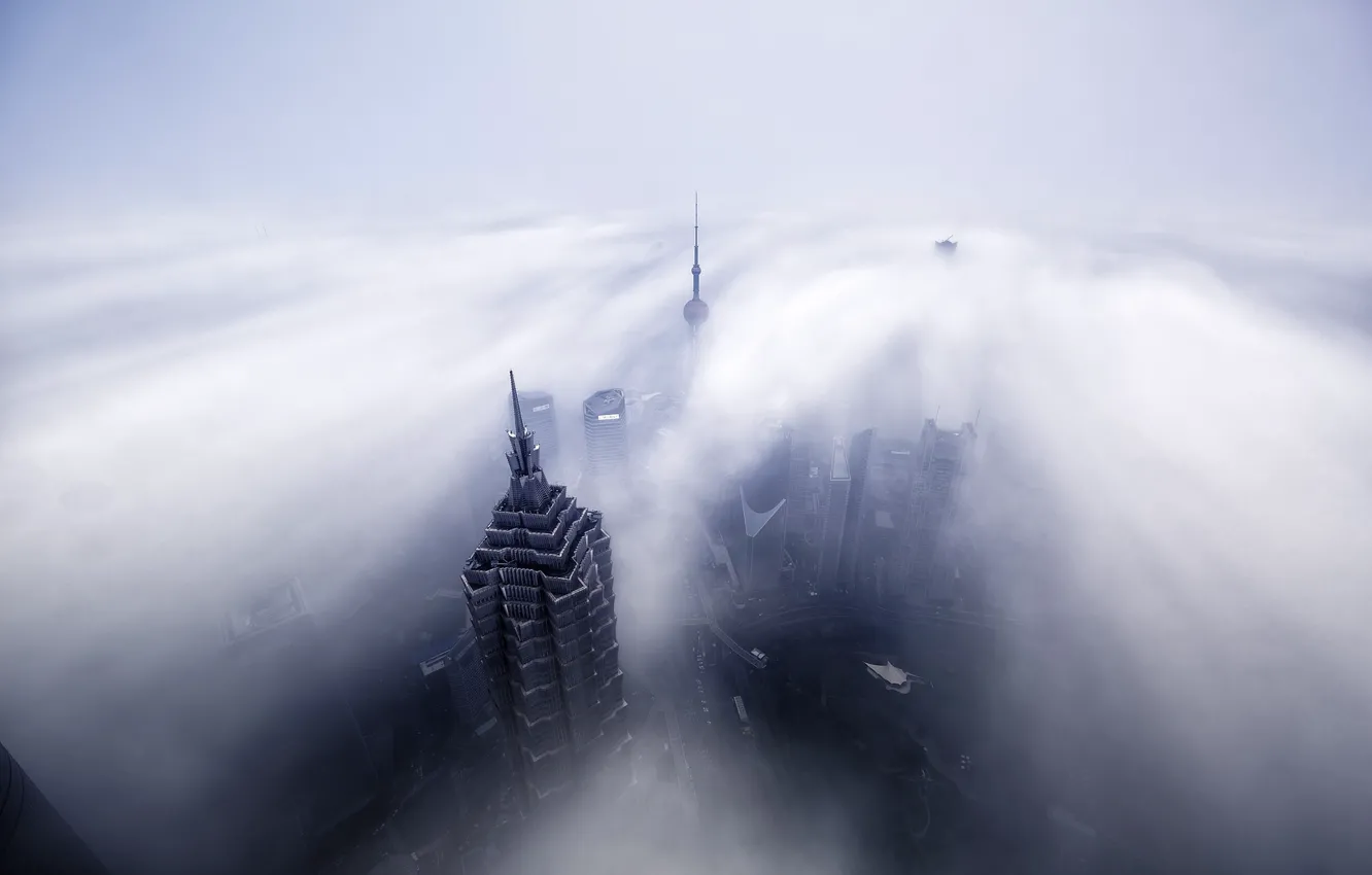 Фото обои город, туман, здания, Шанхай, КНР, макушки