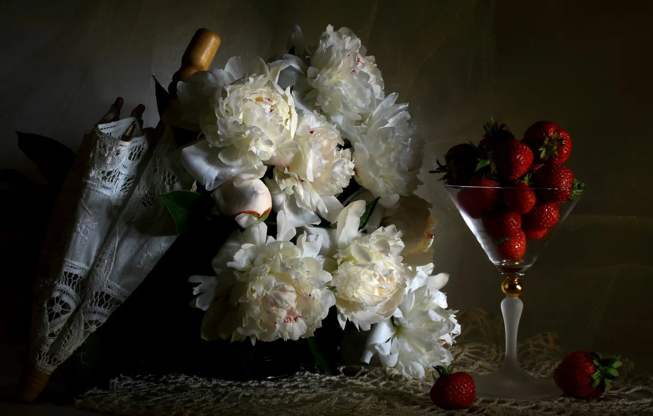 Фото обои цветы, ягоды, зонт, клубника, белые, пионы