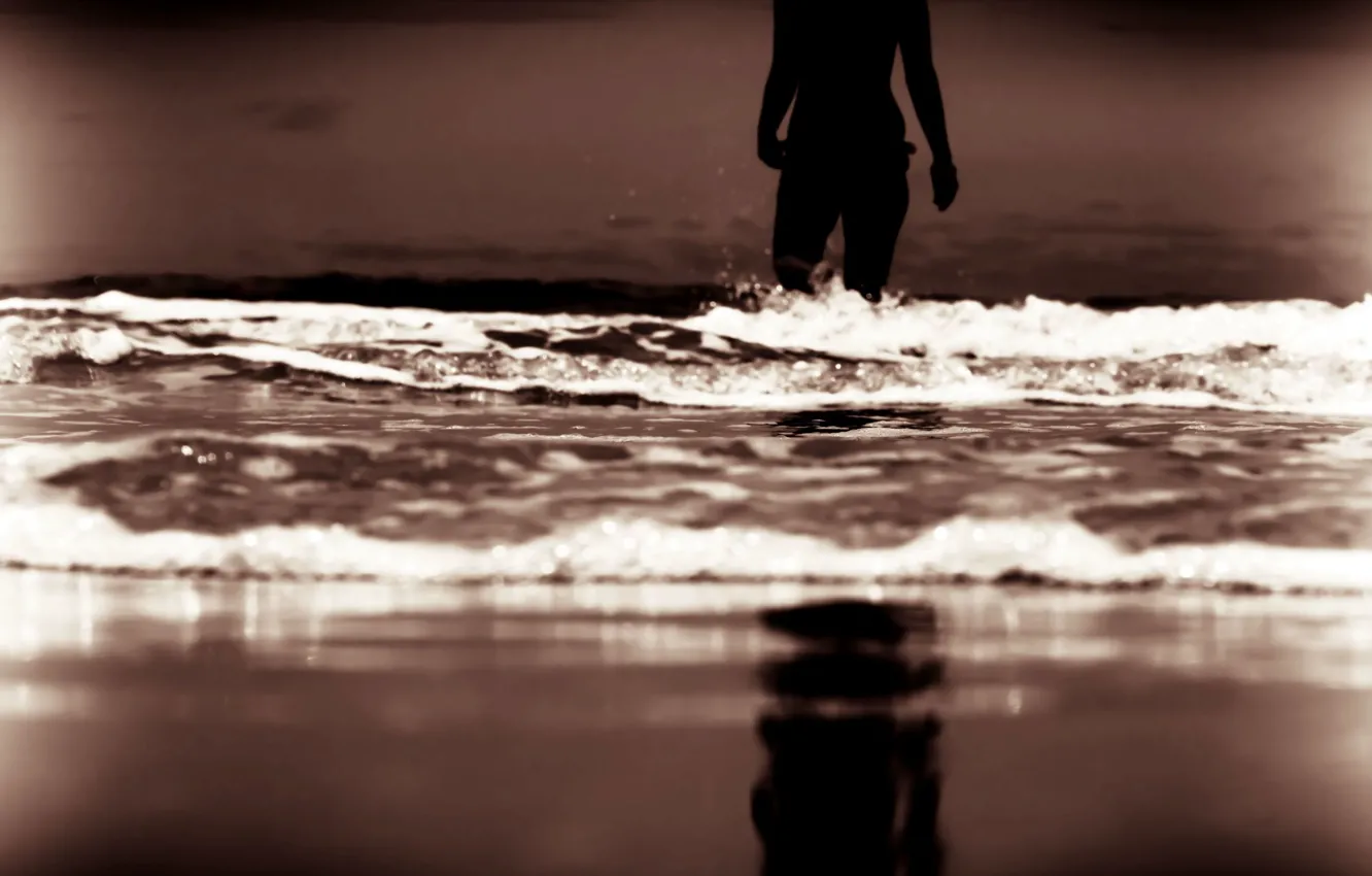Фото обои море, волны, пляж, небо, вода, девушка, фон, отдых
