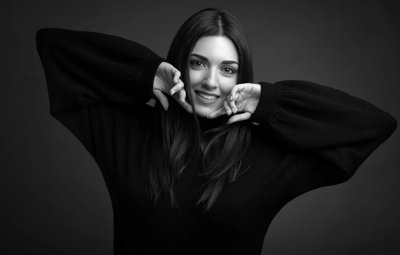 Фото обои девушка, улыбка, фото, чёрно-белое, Liliana