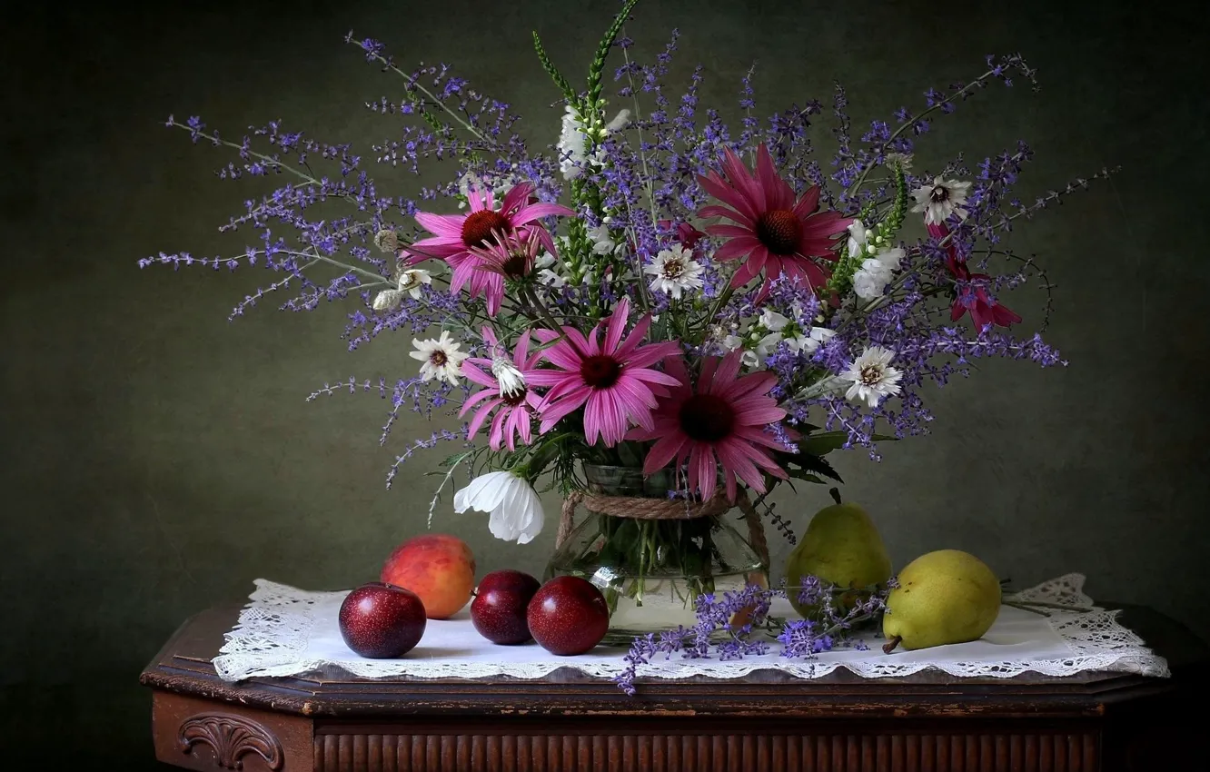 Фото обои цветы, стол, яблоки, ваза, розовые, фрукты, белые, натюрморт