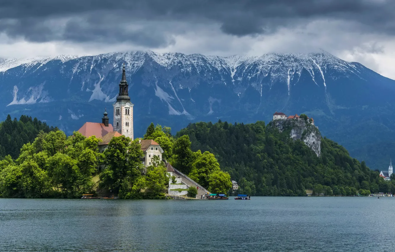 Фото обои лес, деревья, горы, озеро, скалы, лодка, остров, дома