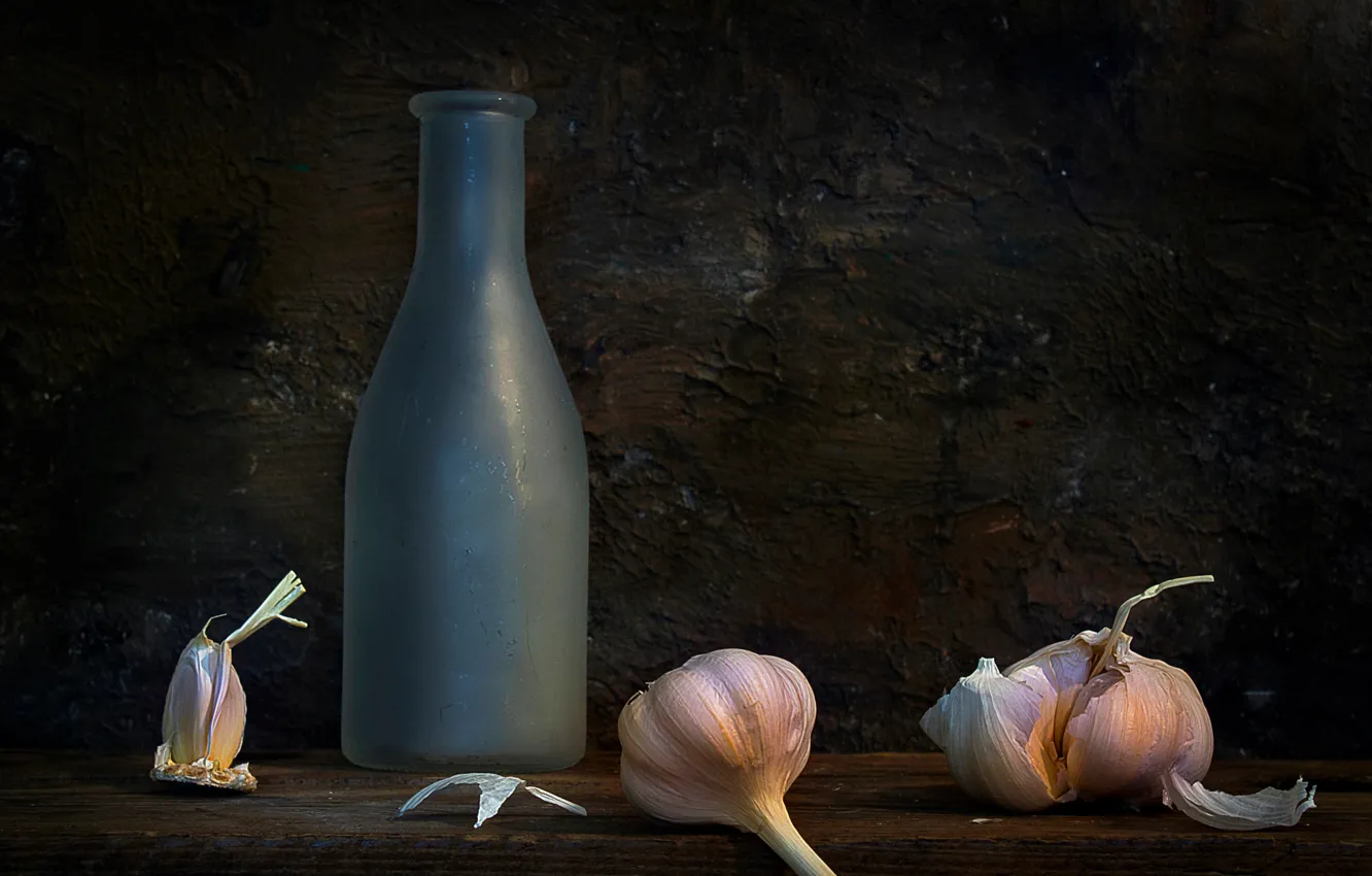 Фото обои бутылка, натюрморт, композиция, чеснок, The pungent panacea