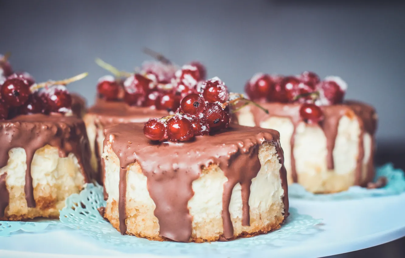 Фото обои пирожное, крем, десерт, шоколадный, бисквит, красная смородина