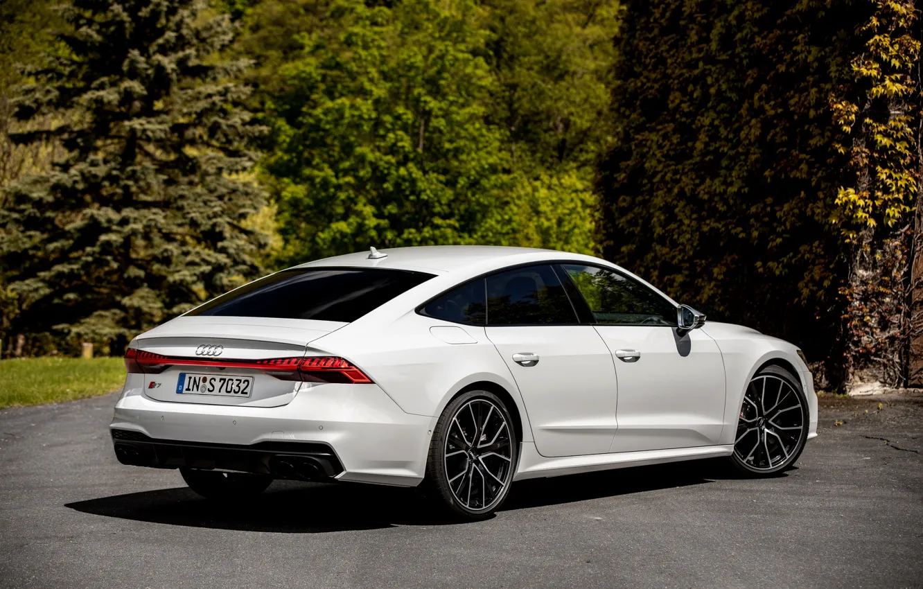 Фото обои белый, асфальт, Audi, растительность, Audi A7, 2019, S7 Sportback