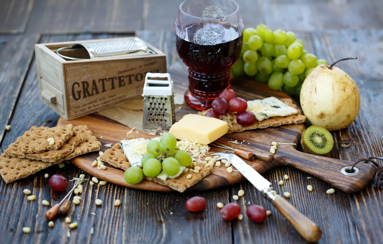 Фото обои вино, красное, бокал, еда, сыр, киви, печенье, виноград
