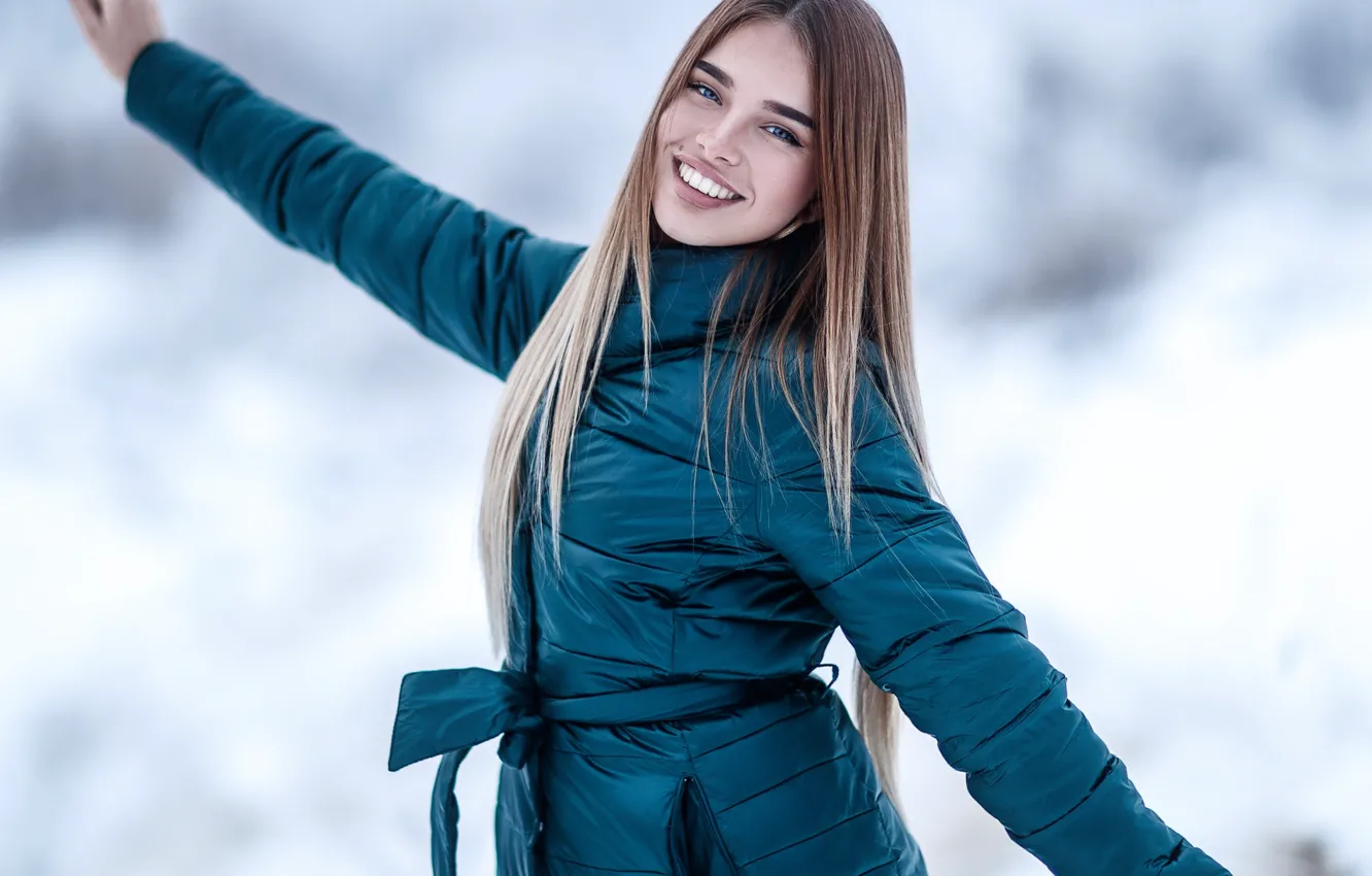 Фото обои зима, взгляд, снег, поза, улыбка, волосы, Девушка, Сергей Сорокин