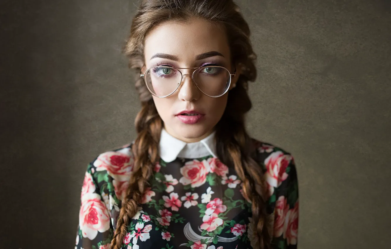Фото обои взгляд, девушка, лицо, фон, портрет, очки, косы, Дмитрий Шульгин