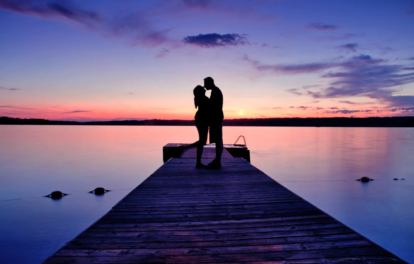 Фото обои любовь, закат, озеро, вечер, причал, пара, пирс, двое