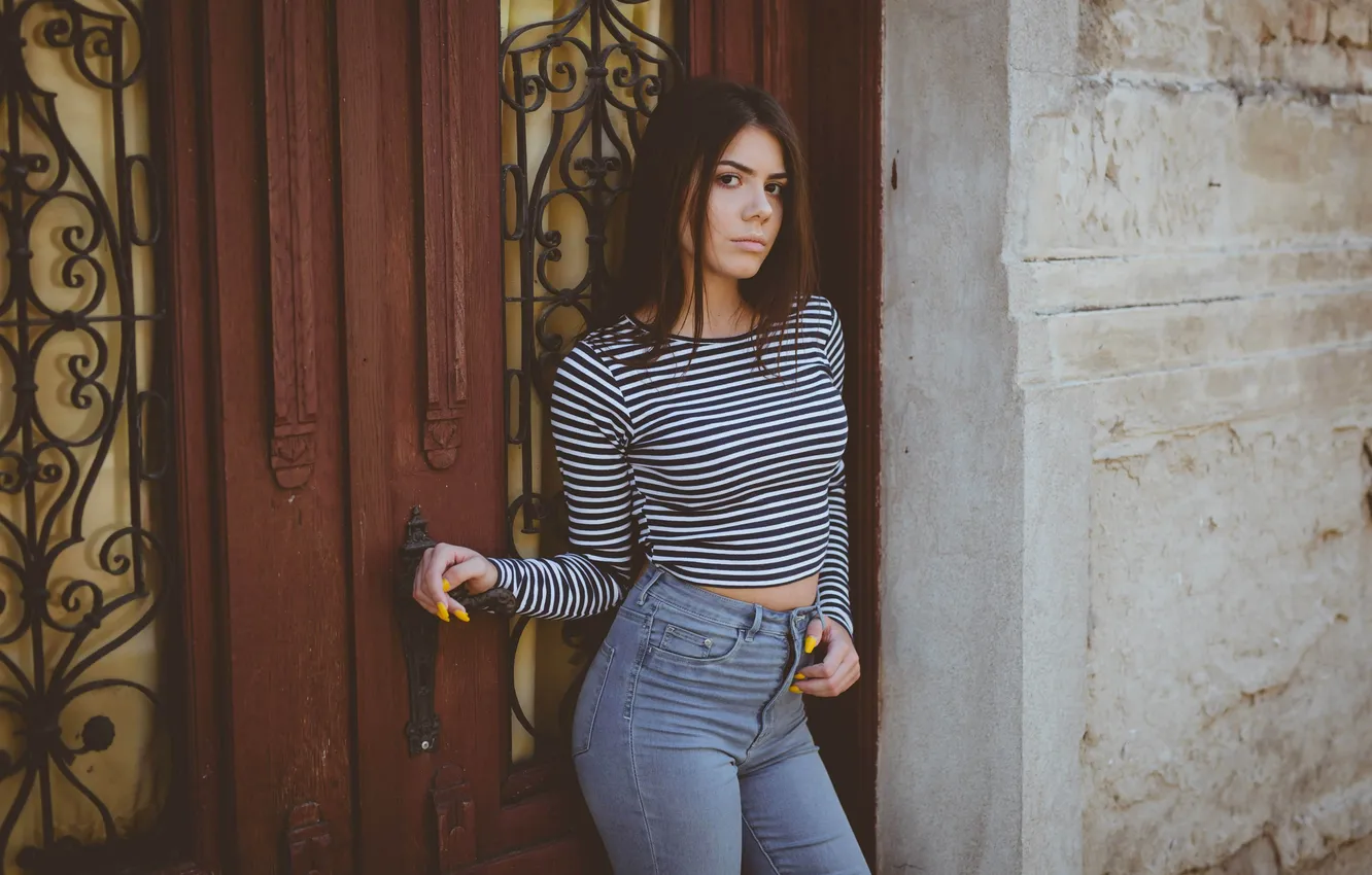Фото обои sexy, woman, stripes, wooden, lady, jeans, pose, shirt
