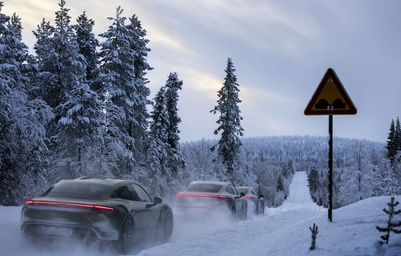 Фото обои дорога, лес, снег, знак, Porsche, 2020, Taycan, Taycan 4S