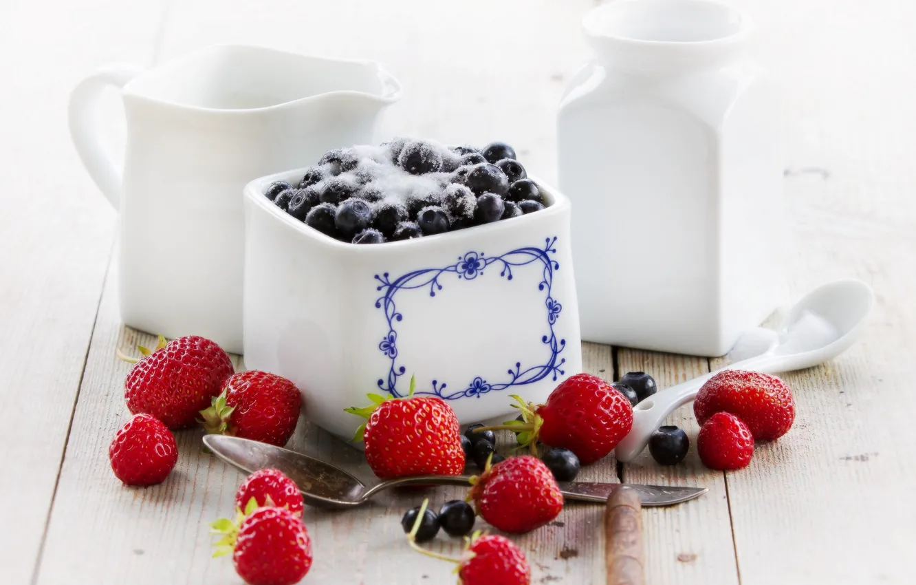 Фото обои ягоды, черника, клубника, посуда, сахар, белая, ложки